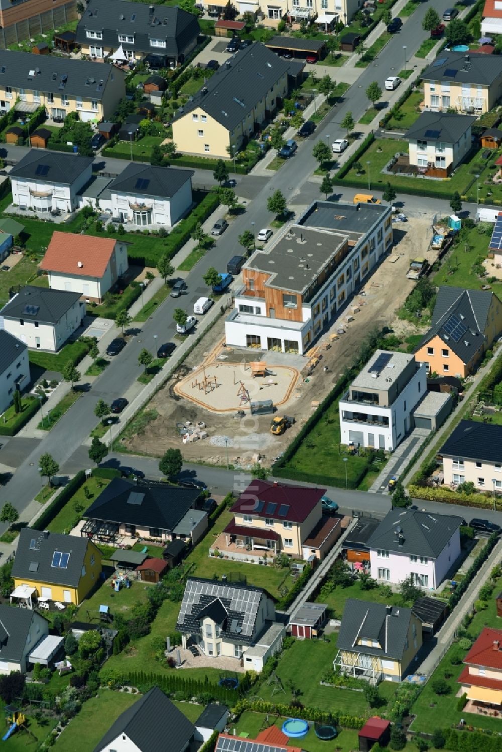 Berlin aus der Vogelperspektive: Baustelle zur Errichtung eines KITA- Kindergarten im Ortsteil Biesdorf in Berlin, Deutschland