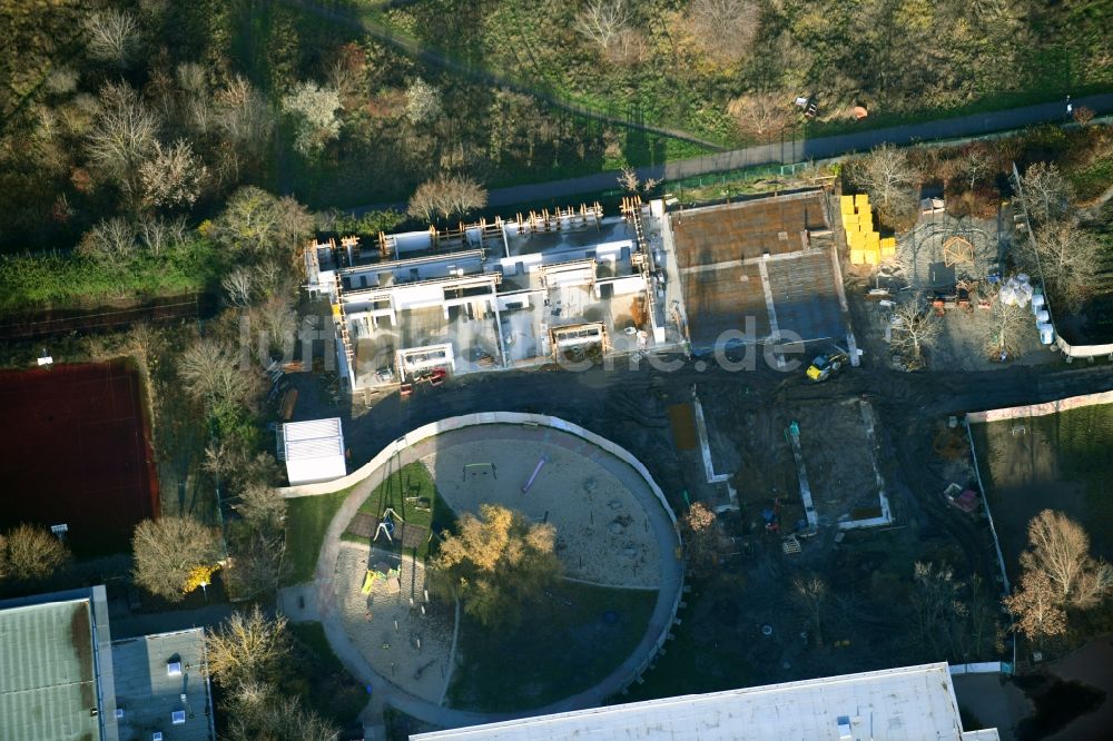 Luftaufnahme Berlin - Baustelle zur Errichtung eines KITA- Kindergarten im Ortsteil Kaulsdorf in Berlin, Deutschland