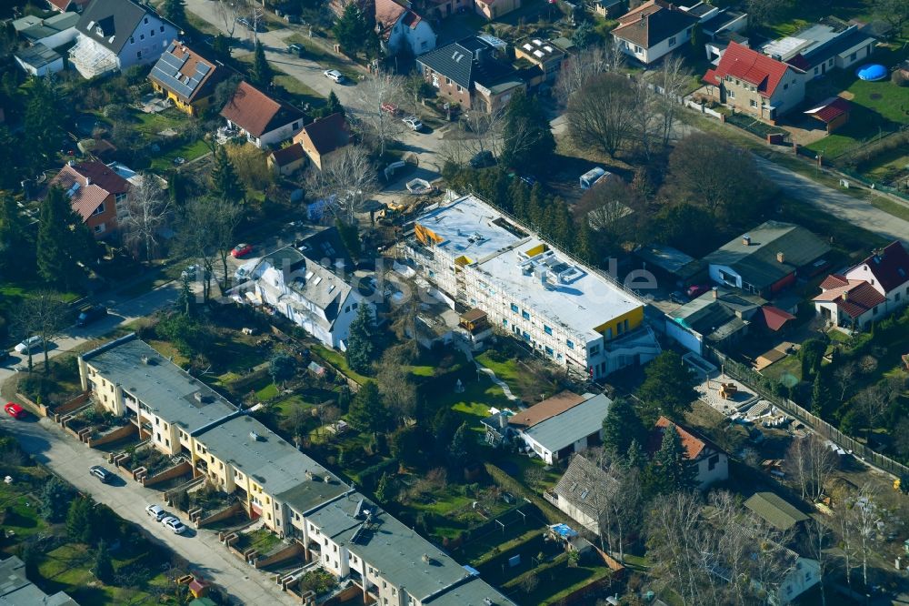 Luftbild Berlin - Baustelle zur Errichtung eines KITA- Kindergarten im Ortsteil Mahlsdorf in Berlin, Deutschland