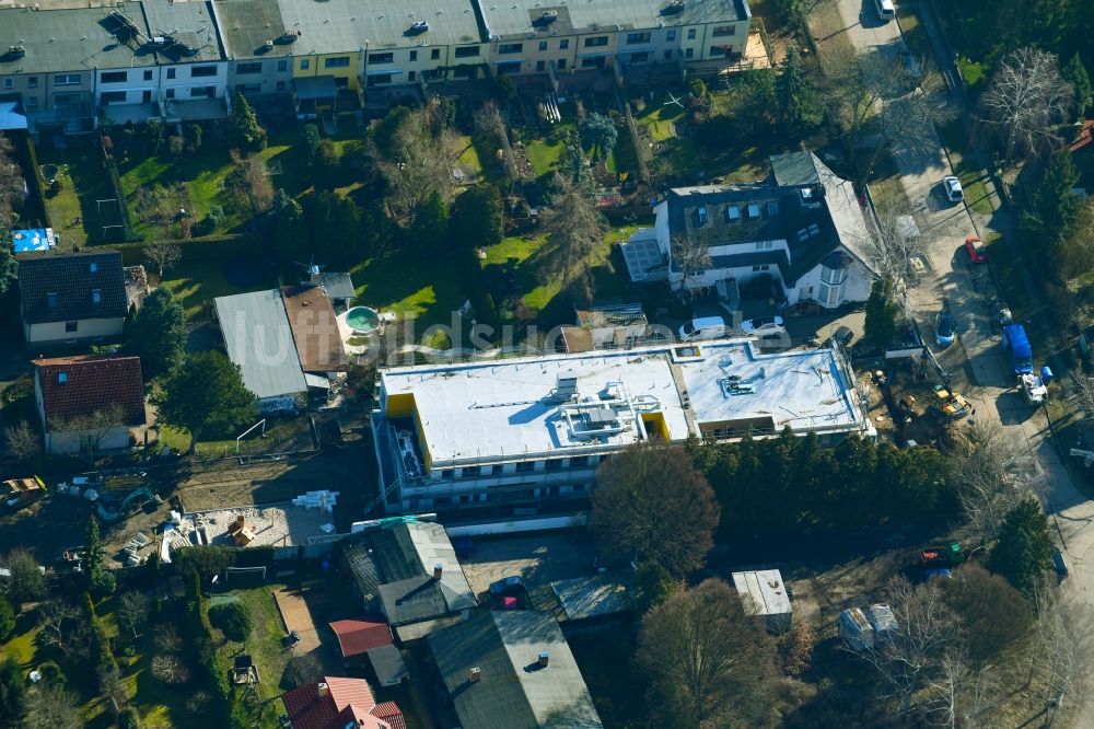 Berlin aus der Vogelperspektive: Baustelle zur Errichtung eines KITA- Kindergarten im Ortsteil Mahlsdorf in Berlin, Deutschland