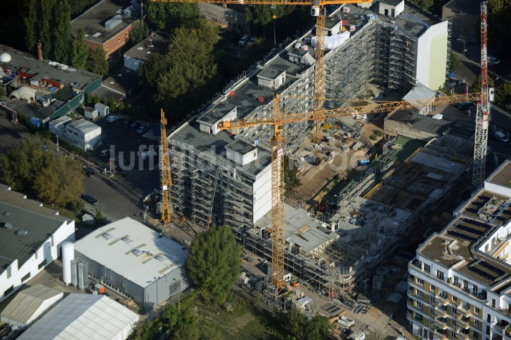 Berlin von oben - Baustelle zur Errichtung eines Neubaus für Wohnungen und Gewerbeeinheiten