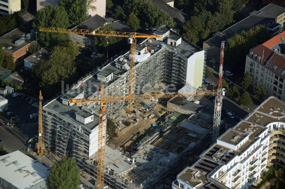 Berlin aus der Vogelperspektive: Baustelle zur Errichtung eines Neubaus für Wohnungen und Gewerbeeinheiten