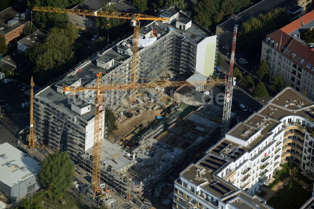 Luftbild Berlin - Baustelle zur Errichtung eines Neubaus für Wohnungen und Gewerbeeinheiten