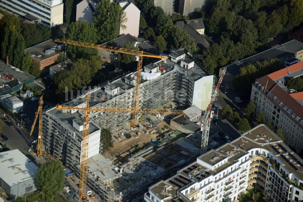 Luftbild Berlin - Baustelle zur Errichtung eines Neubaus für Wohnungen und Gewerbeeinheiten