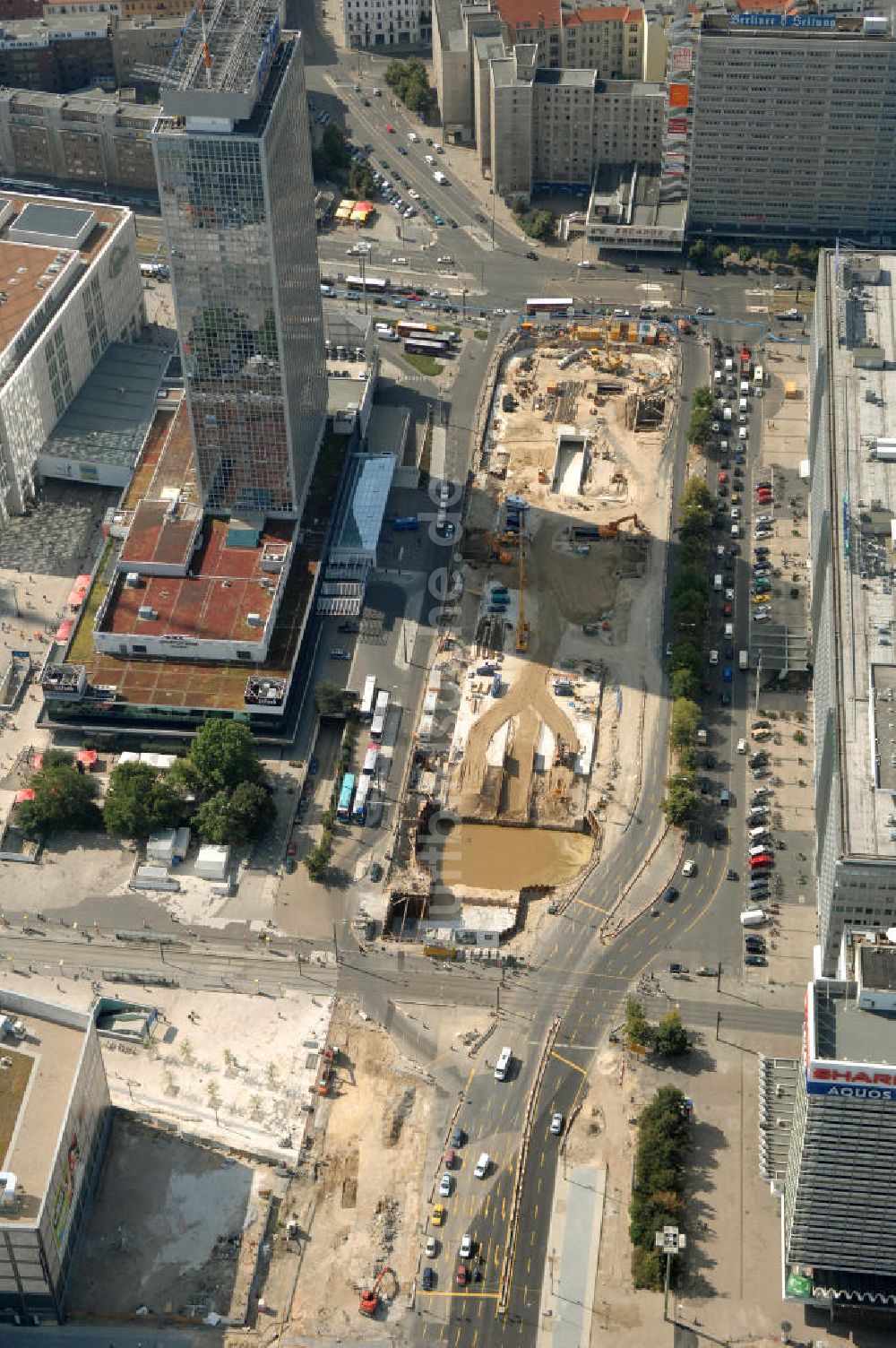 Berlin aus der Vogelperspektive: Baustelle zur Errichtung eines unterirdischen Parkhauses am Alexanderplatz Berlin