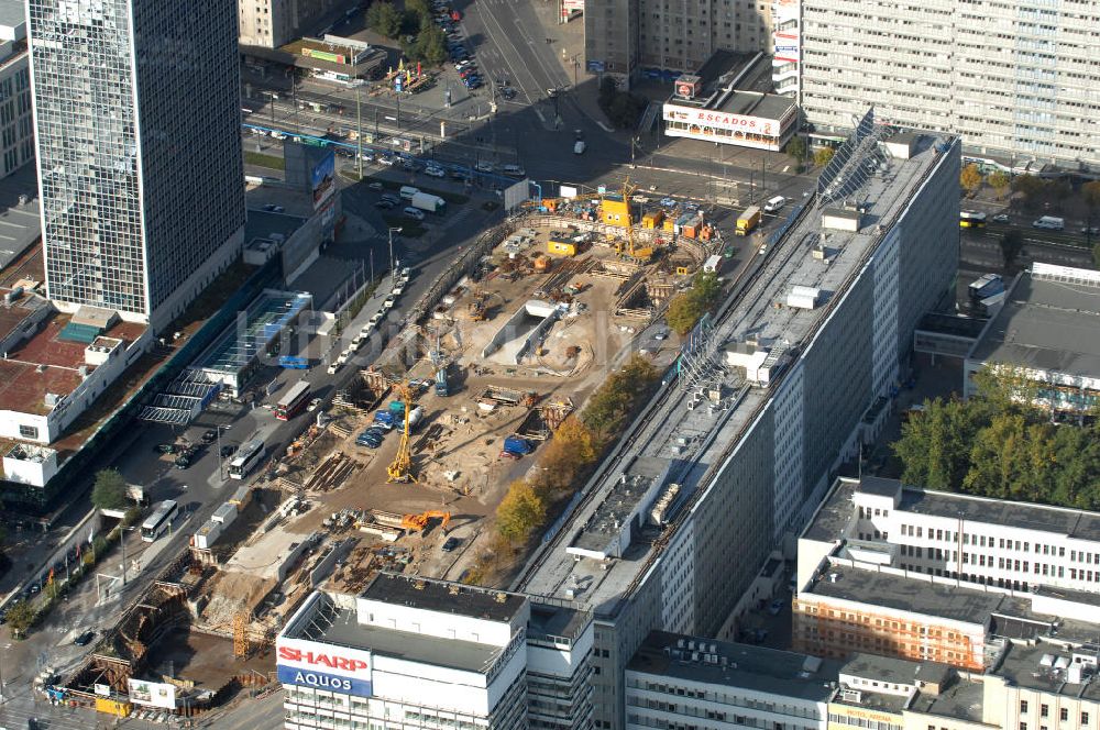 Berlin von oben - Baustelle zur Errichtung eines unterirdischen Parkhauses am Alexanderplatz Berlin