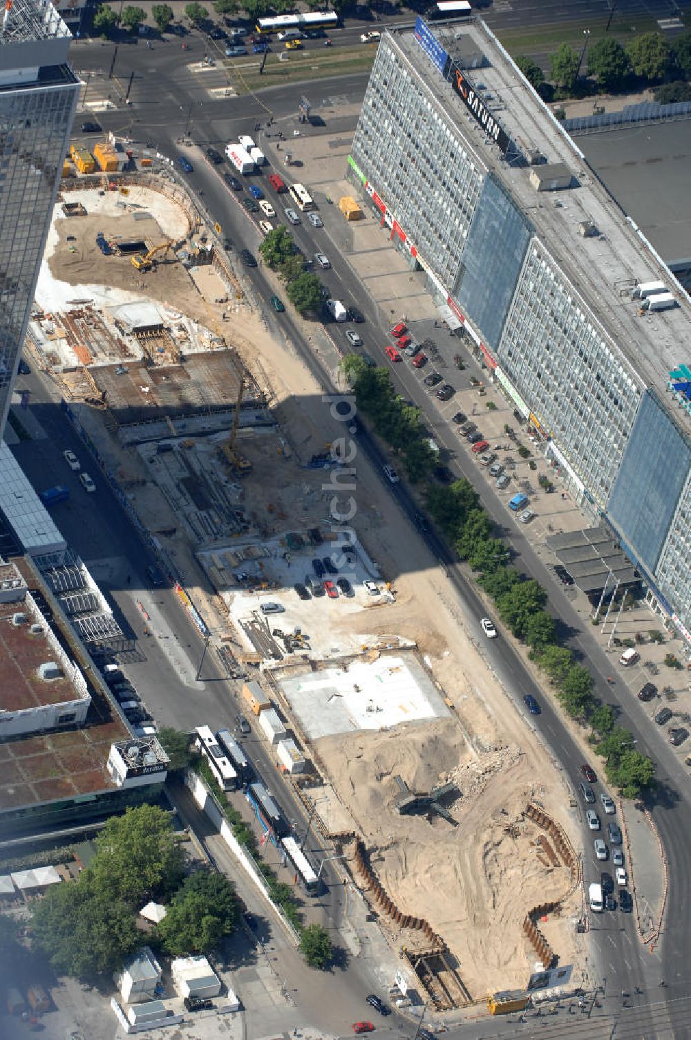 Berlin von oben - Baustelle zur Errichtung eines unterirdischen Parkhauses am Park Inn Hotel am Alexanderplatz