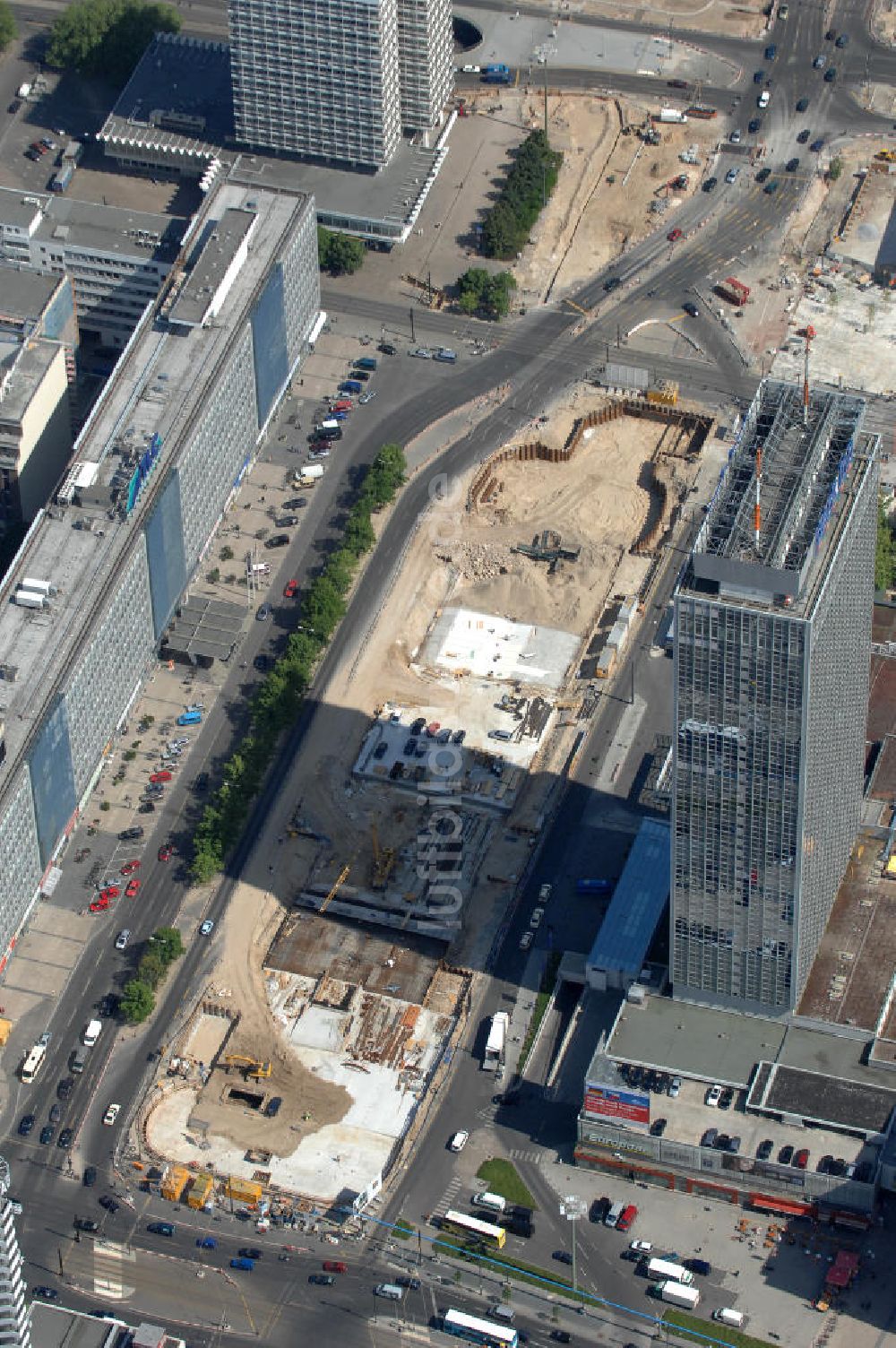 Berlin von oben - Baustelle zur Errichtung eines unterirdischen Parkhauses am Park Inn Hotel am Alexanderplatz