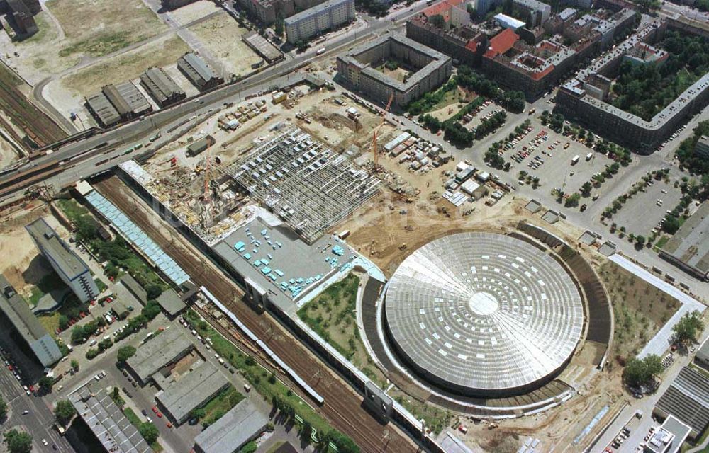 Luftbild Berlin - Baustelle zur Errichtung des Velodroms an der Landsberger Allee durch die OSB Sportstättenbauten GmbH in Berlin