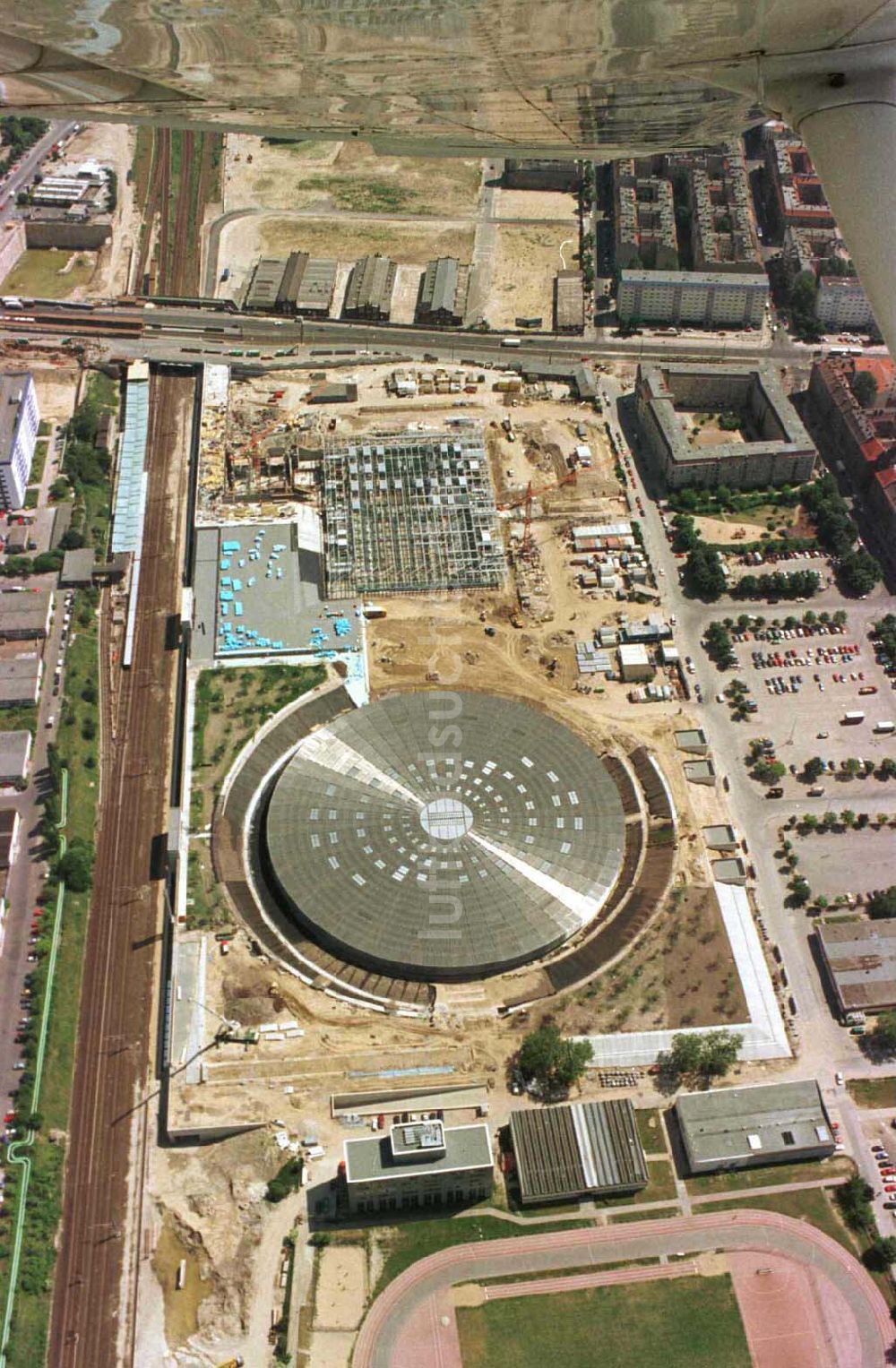 Luftbild Berlin - Baustelle zur Errichtung des Velodroms an der Landsberger Allee durch die OSB Sportstättenbauten GmbH in Berlin