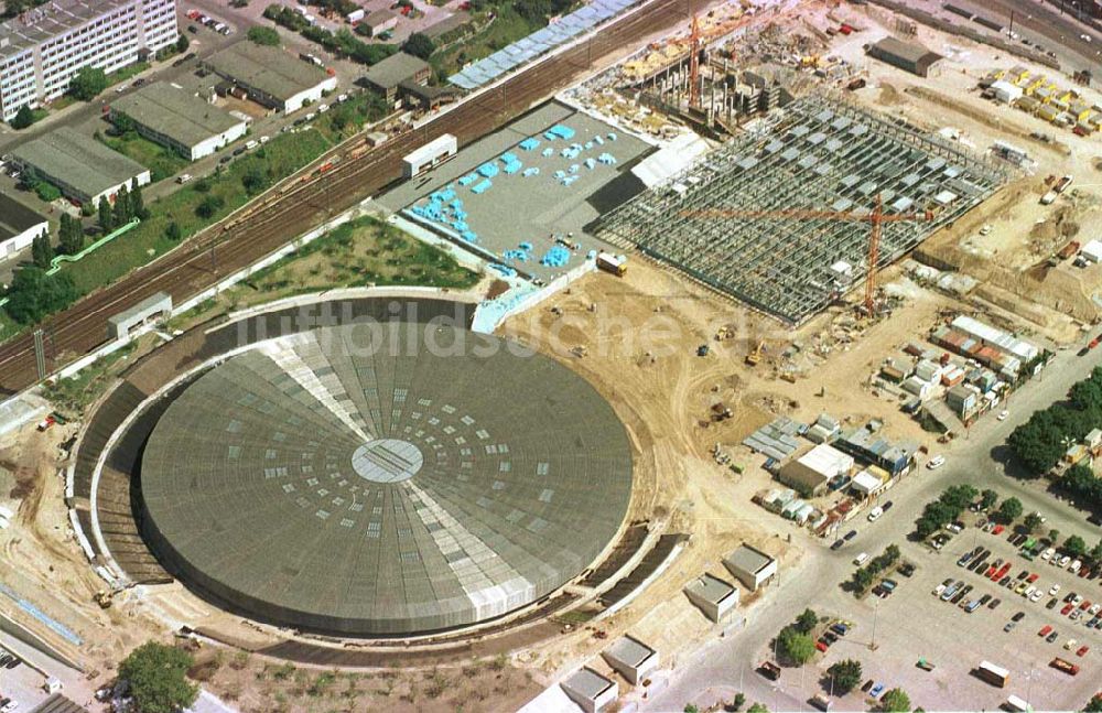 Berlin von oben - Baustelle zur Errichtung des Velodroms an der Landsberger Allee durch die OSB Sportstättenbauten GmbH in Berlin