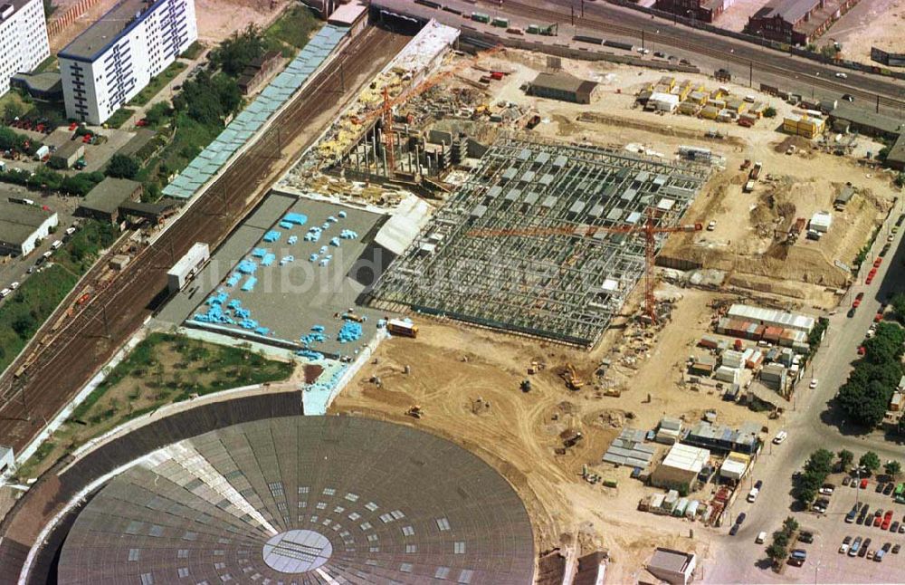 Berlin aus der Vogelperspektive: Baustelle zur Errichtung des Velodroms an der Landsberger Allee durch die OSB Sportstättenbauten GmbH in Berlin