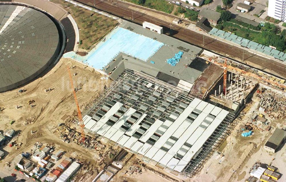 Luftaufnahme Berlin - Baustelle zur Errichtung des Velodroms an der Landsberger Allee durch die OSB Sportstättenbauten GmbH in Berlin