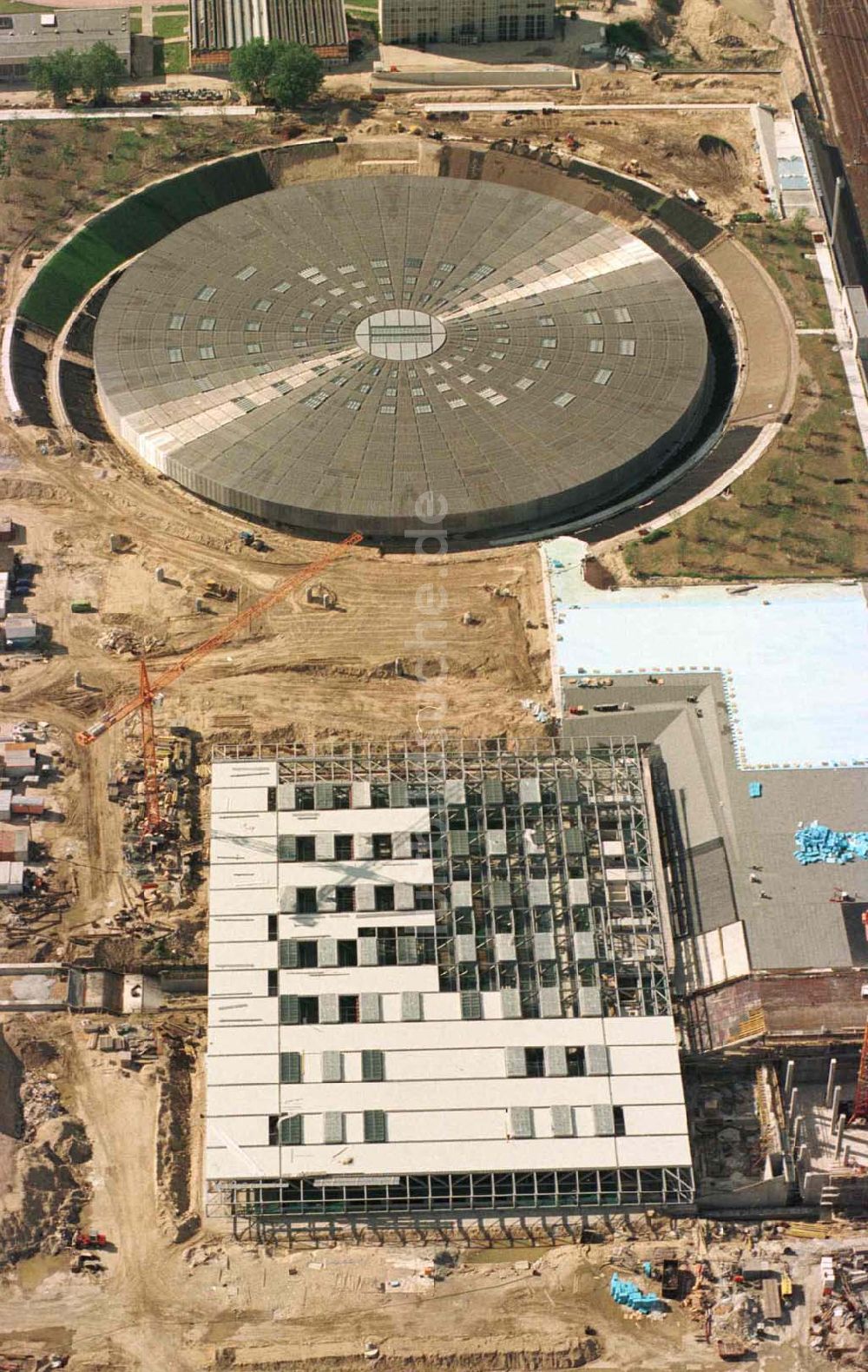 Berlin von oben - Baustelle zur Errichtung des Velodroms an der Landsberger Allee durch die OSB Sportstättenbauten GmbH in Berlin