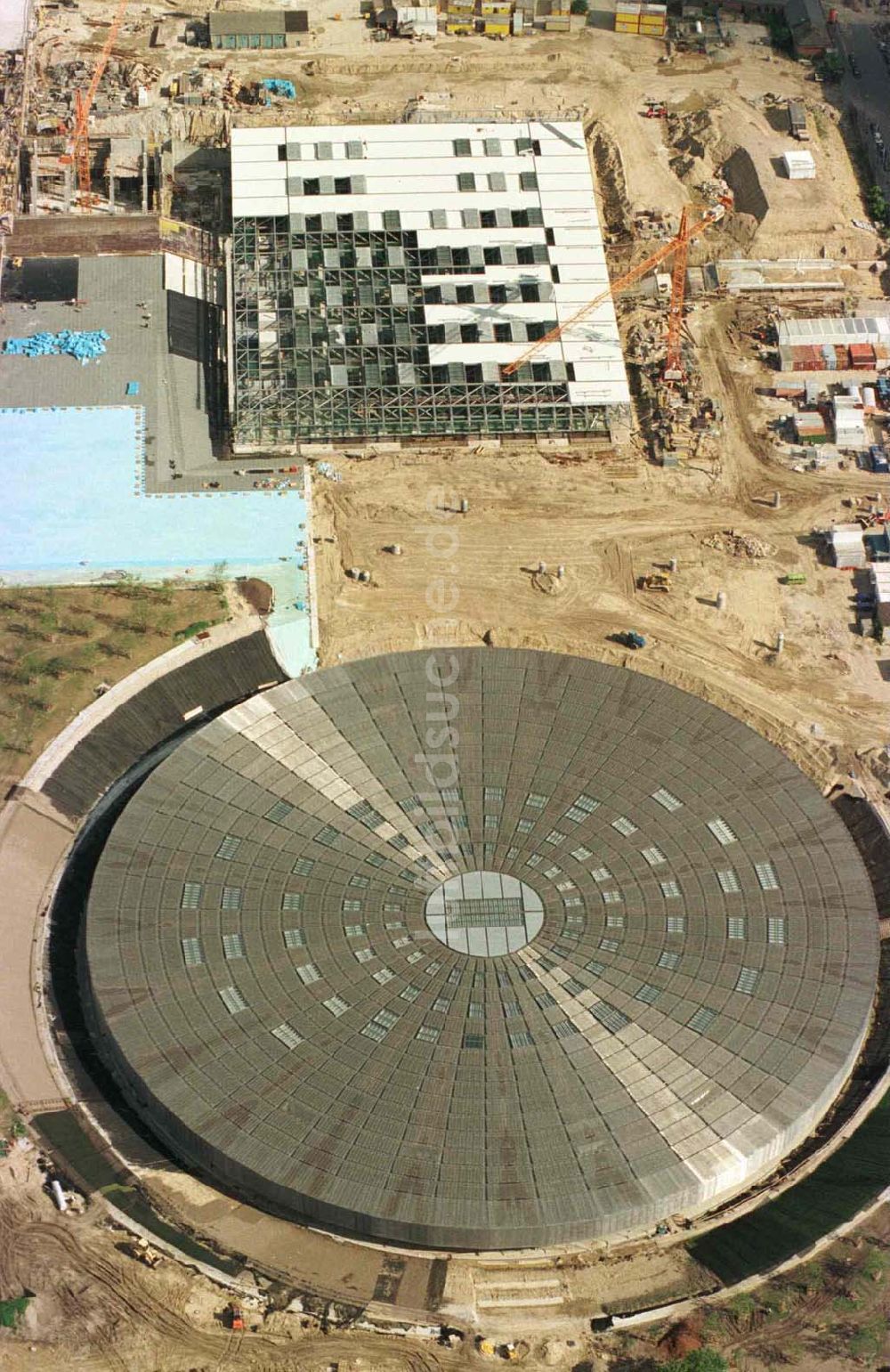 Luftbild Berlin - Baustelle zur Errichtung des Velodroms an der Landsberger Allee durch die OSB Sportstättenbauten GmbH in Berlin