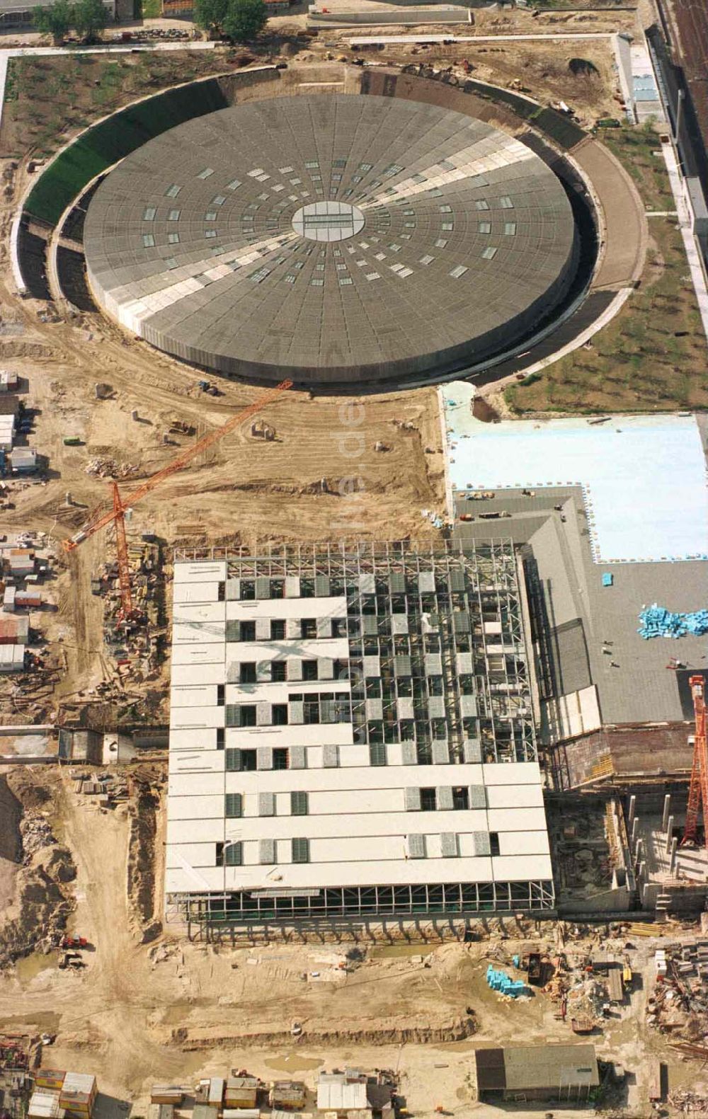 Berlin von oben - Baustelle zur Errichtung des Velodroms an der Landsberger Allee durch die OSB Sportstättenbauten GmbH in Berlin