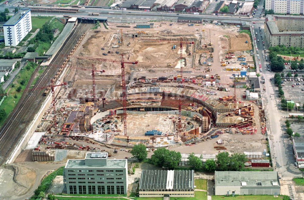 Berlin von oben - Baustelle zur Errichtung des Velodroms an der Landsberger Allee durch die OSB Sportstättenbauten GmbH in Berlin