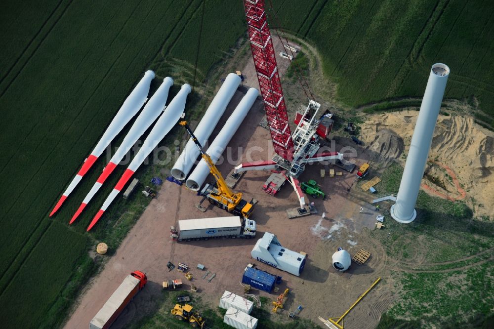 Luftaufnahme Breddin - Baustelle zur Errichtung eines Windkraftwerkes - Windrades der Firma vestas durch einen Auto- Kran der Firma Mammoet auf einem Feld bei Breddin im Bundesland Brandenburg