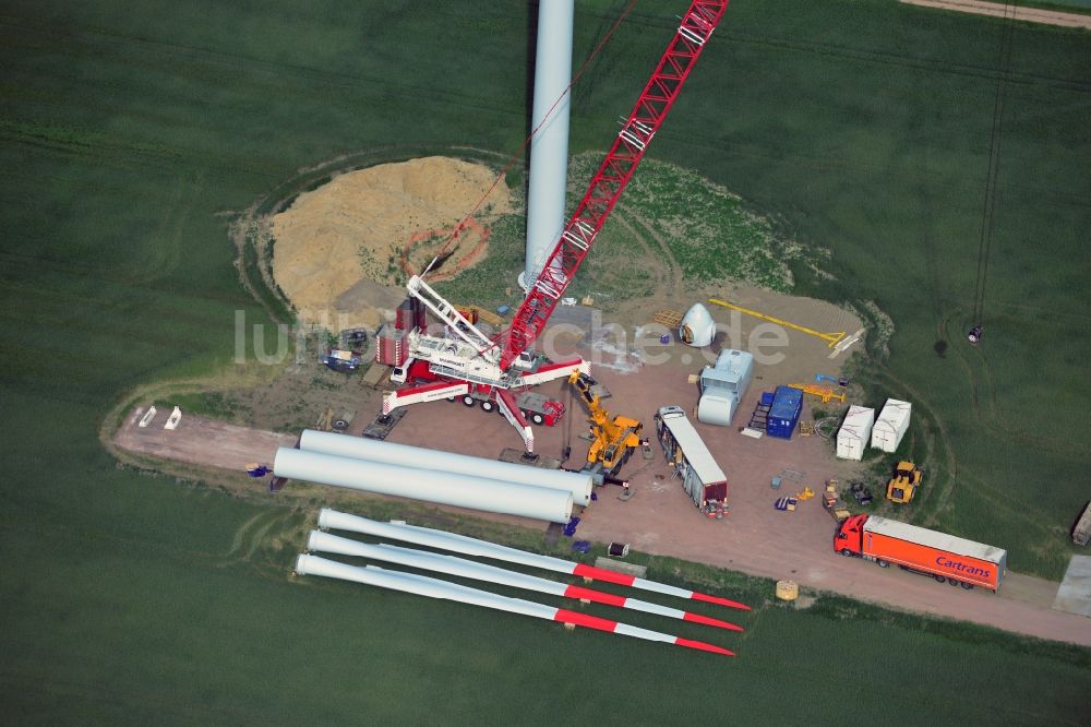 Breddin von oben - Baustelle zur Errichtung eines Windkraftwerkes - Windrades der Firma vestas durch einen Auto- Kran der Firma Mammoet auf einem Feld bei Breddin im Bundesland Brandenburg