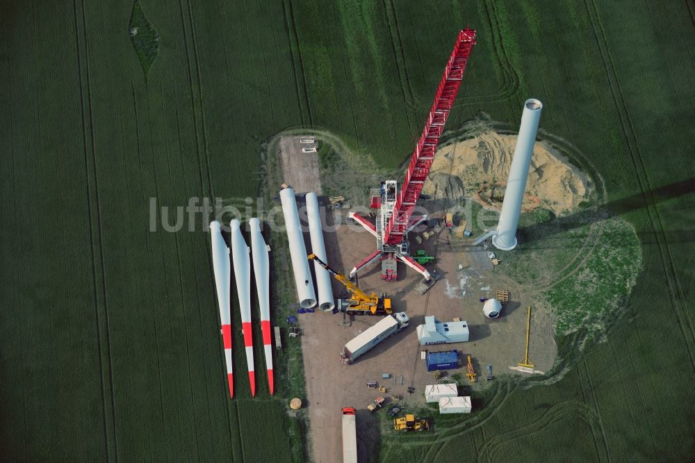 Breddin aus der Vogelperspektive: Baustelle zur Errichtung eines Windkraftwerkes - Windrades der Firma vestas durch einen Auto- Kran der Firma Mammoet auf einem Feld bei Breddin im Bundesland Brandenburg