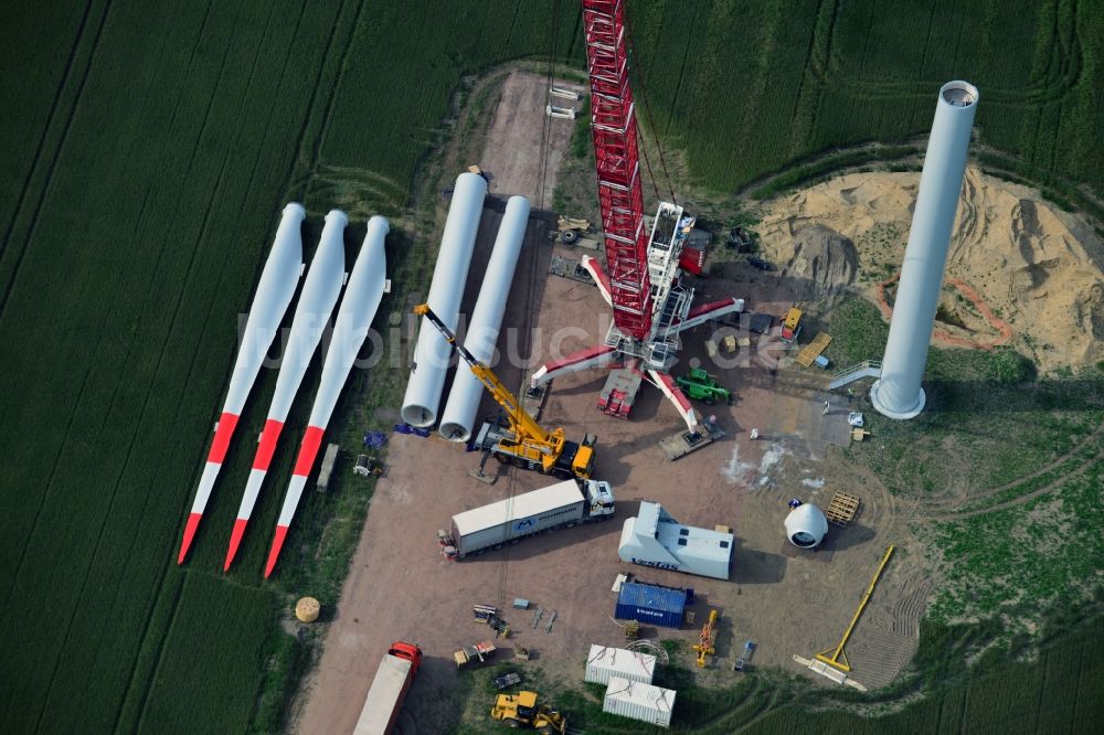 Luftaufnahme Breddin - Baustelle zur Errichtung eines Windkraftwerkes - Windrades der Firma vestas durch einen Auto- Kran der Firma Mammoet auf einem Feld bei Breddin im Bundesland Brandenburg