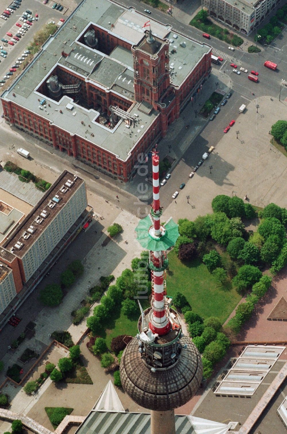 Luftbild Berlin Mitte - Baustelle zur Erweiterung und Aufstockung des Antennenträger- Mastes auf der Kugel des Berliner Fernsehturmes in Berlin - Mitte