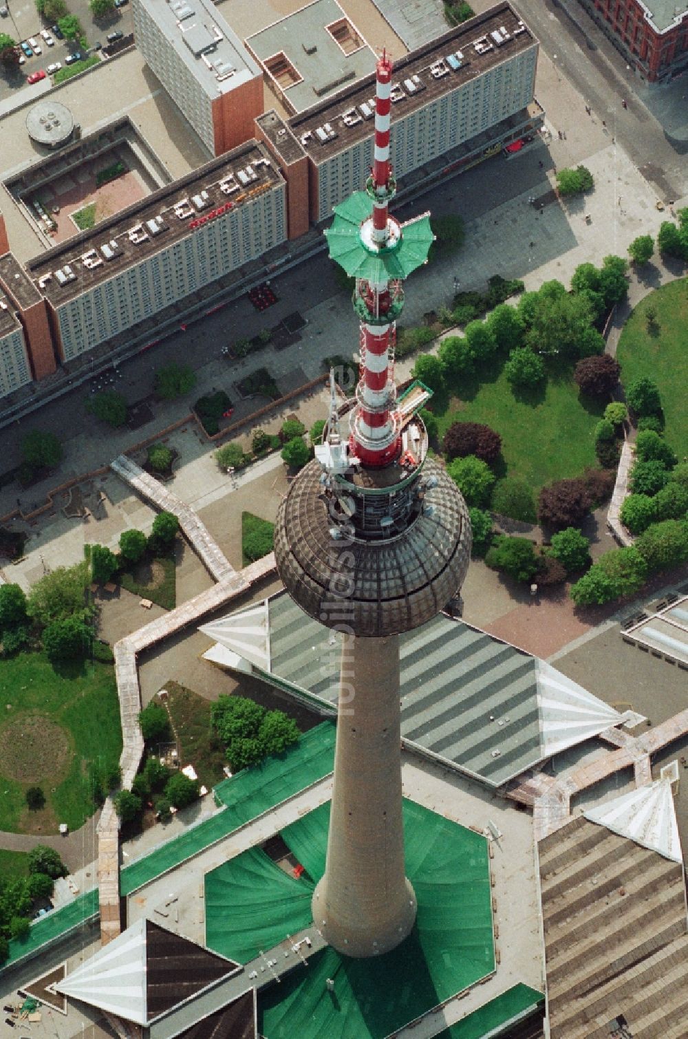 Luftaufnahme Berlin Mitte - Baustelle zur Erweiterung und Aufstockung des Antennenträger- Mastes auf der Kugel des Berliner Fernsehturmes in Berlin - Mitte