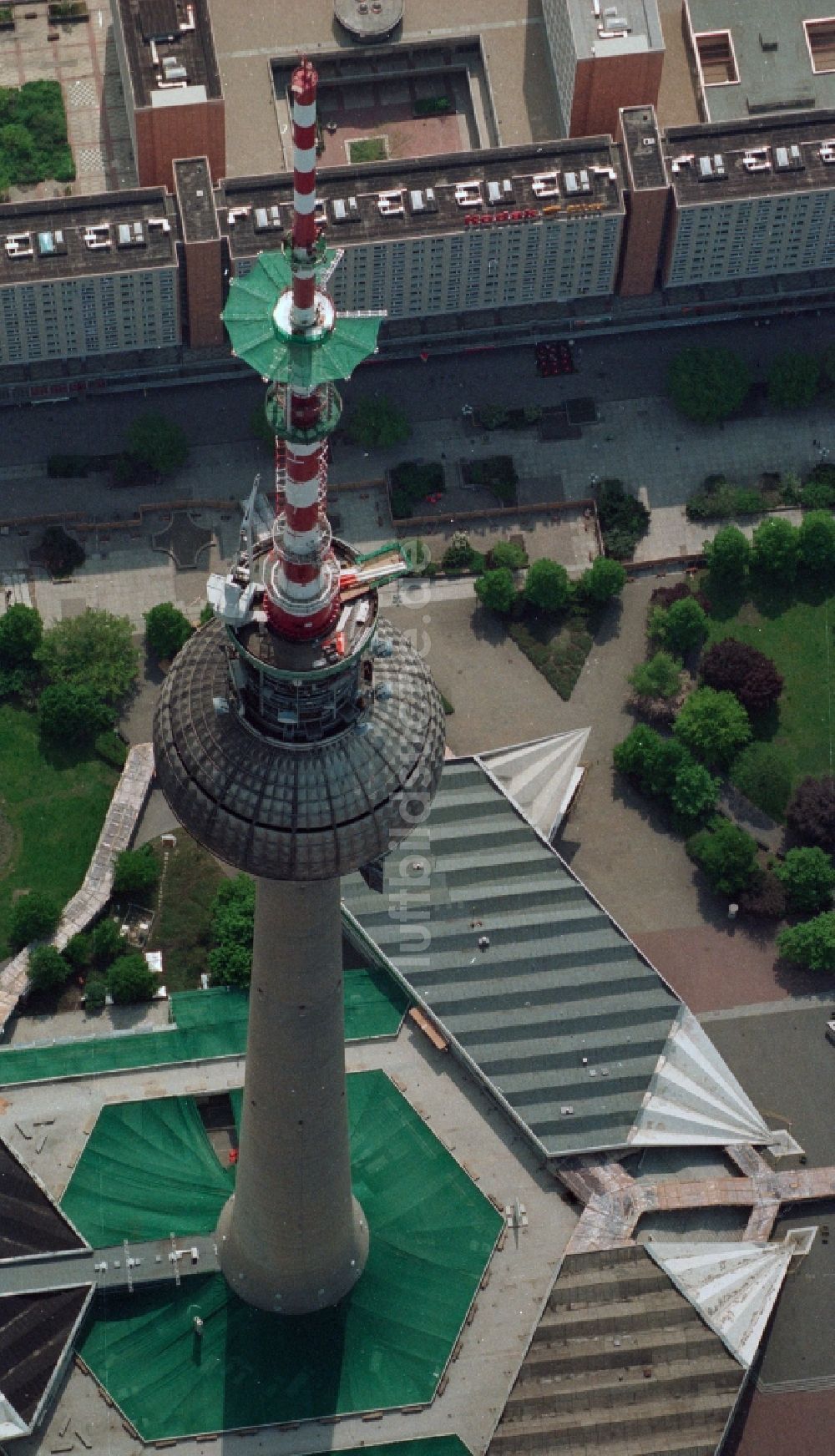 Berlin Mitte aus der Vogelperspektive: Baustelle zur Erweiterung und Aufstockung des Antennenträger- Mastes auf der Kugel des Berliner Fernsehturmes in Berlin - Mitte