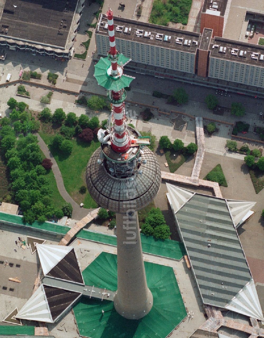 Luftbild Berlin Mitte - Baustelle zur Erweiterung und Aufstockung des Antennenträger- Mastes auf der Kugel des Berliner Fernsehturmes in Berlin - Mitte