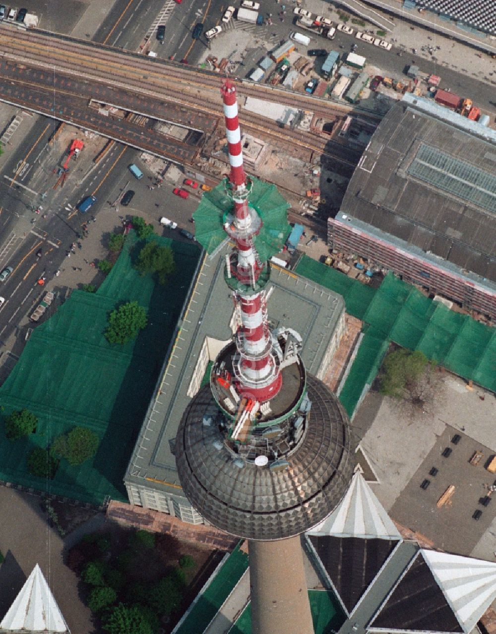 Luftaufnahme Berlin Mitte - Baustelle zur Erweiterung und Aufstockung des Antennenträger- Mastes auf der Kugel des Berliner Fernsehturmes in Berlin - Mitte