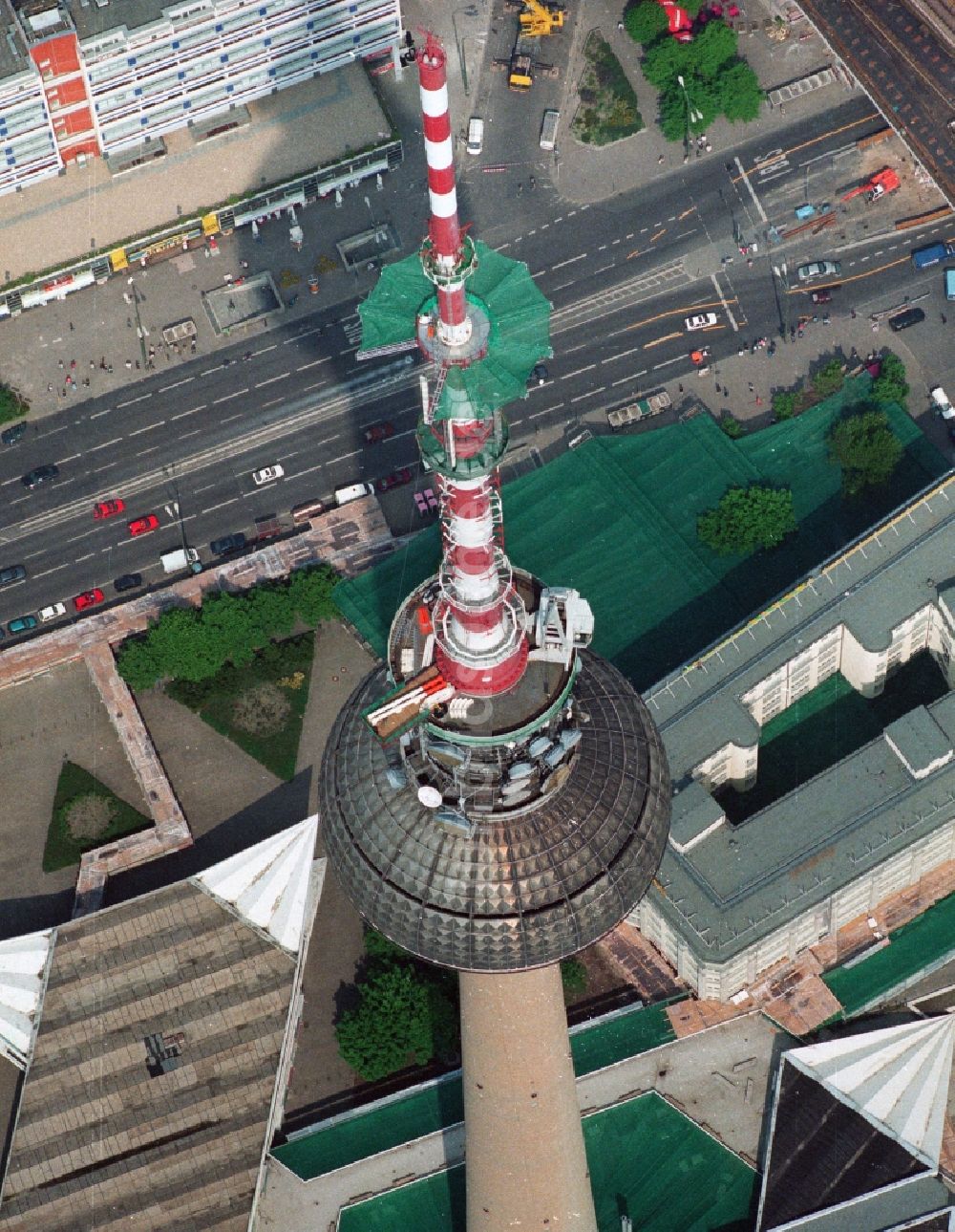 Berlin Mitte von oben - Baustelle zur Erweiterung und Aufstockung des Antennenträger- Mastes auf der Kugel des Berliner Fernsehturmes in Berlin - Mitte