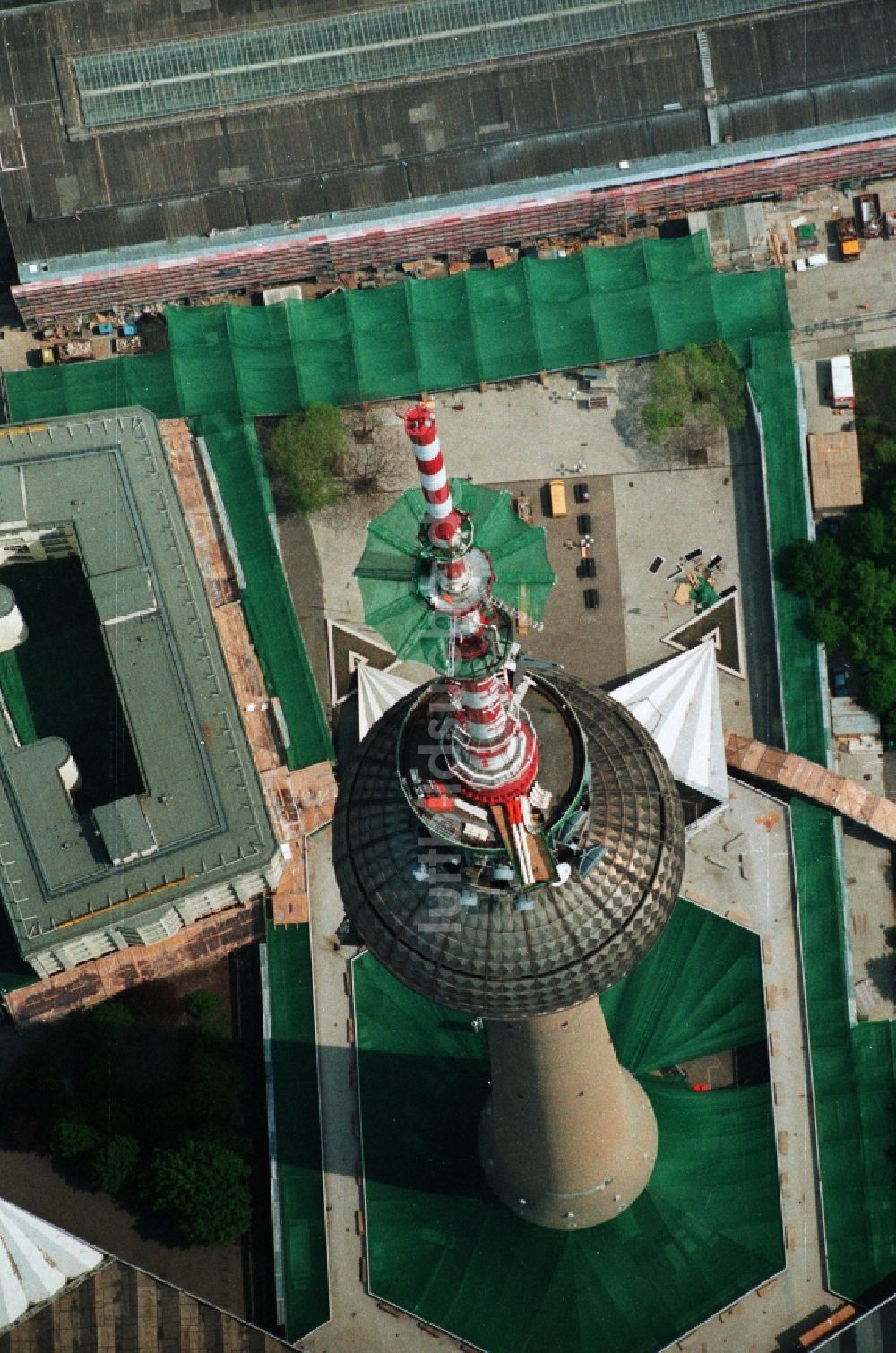 Berlin Mitte aus der Vogelperspektive: Baustelle zur Erweiterung und Aufstockung des Antennenträger- Mastes auf der Kugel des Berliner Fernsehturmes in Berlin - Mitte