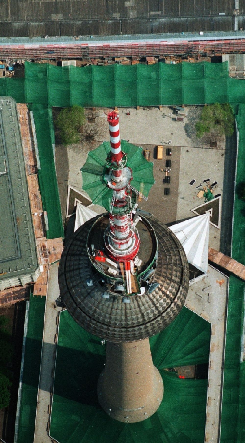 Luftbild Berlin Mitte - Baustelle zur Erweiterung und Aufstockung des Antennenträger- Mastes auf der Kugel des Berliner Fernsehturmes in Berlin - Mitte