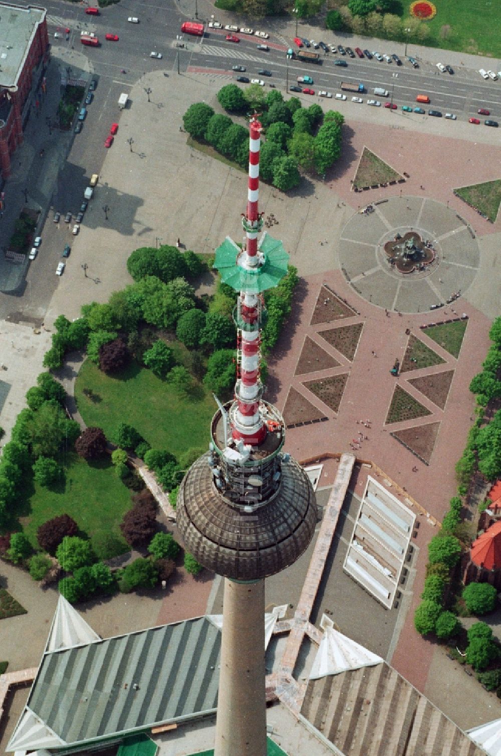 Berlin Mitte von oben - Baustelle zur Erweiterung und Aufstockung des Antennenträger- Mastes auf der Kugel des Berliner Fernsehturmes in Berlin - Mitte