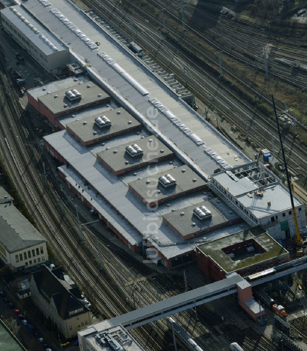 Luftaufnahme Berlin - Baustelle zur Erweiterung des Bahnbetriebswerkes Rummelsburg im Bezirk Treptow-Köpenick im Bundesland Berlin