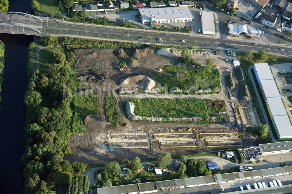 Luftaufnahme Berlin - Baustelle zur Erweiterung des Flüchtlingsheim- und Asylunterkunfts- Geländes an der Neuen Späthstraße im Ortsteil Britz im Bezirk Neukölln in Berlin