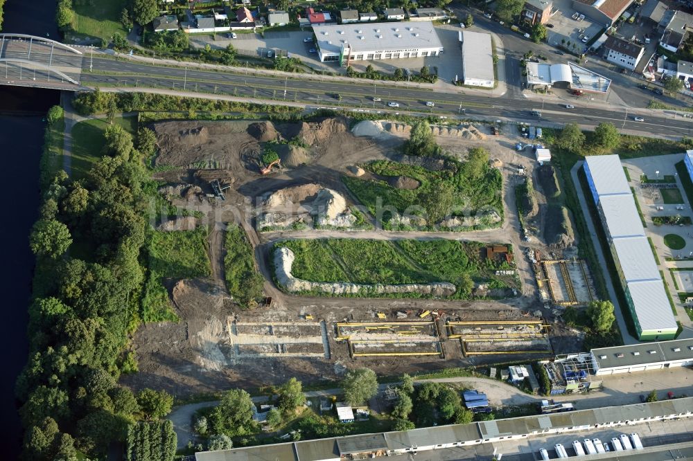 Berlin von oben - Baustelle zur Erweiterung des Flüchtlingsheim- und Asylunterkunfts- Geländes an der Neuen Späthstraße im Ortsteil Britz im Bezirk Neukölln in Berlin