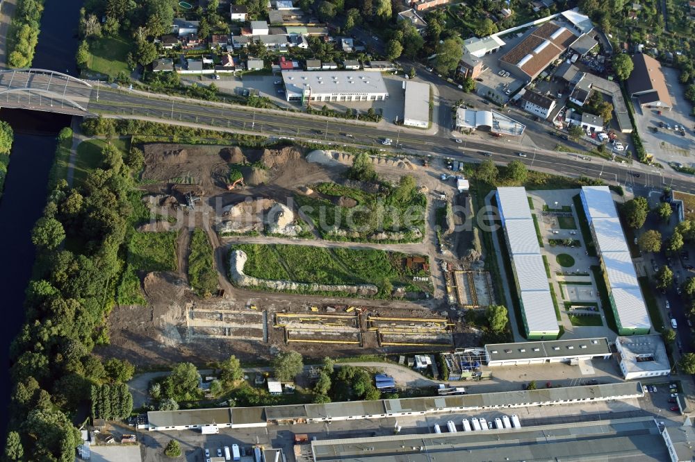 Berlin aus der Vogelperspektive: Baustelle zur Erweiterung des Flüchtlingsheim- und Asylunterkunfts- Geländes an der Neuen Späthstraße im Ortsteil Britz im Bezirk Neukölln in Berlin