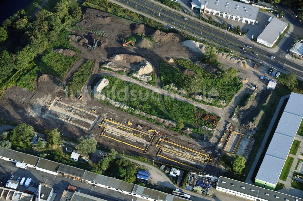 Berlin von oben - Baustelle zur Erweiterung des Flüchtlingsheim- und Asylunterkunfts- Geländes an der Neuen Späthstraße im Ortsteil Britz im Bezirk Neukölln in Berlin