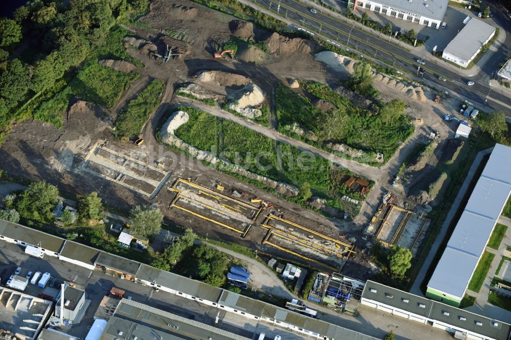 Berlin aus der Vogelperspektive: Baustelle zur Erweiterung des Flüchtlingsheim- und Asylunterkunfts- Geländes an der Neuen Späthstraße im Ortsteil Britz im Bezirk Neukölln in Berlin