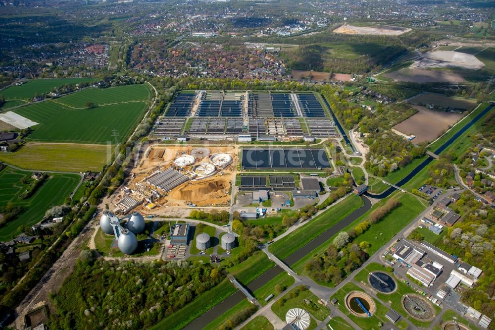 Duisburg aus der Vogelperspektive: Baustelle zur Erweiterung der Klärwerks- Becken und Reinigungsstufen zur Abwasserbehandlung der Emschermündung in Duisburg im Bundesland Nordrhein-Westfalen