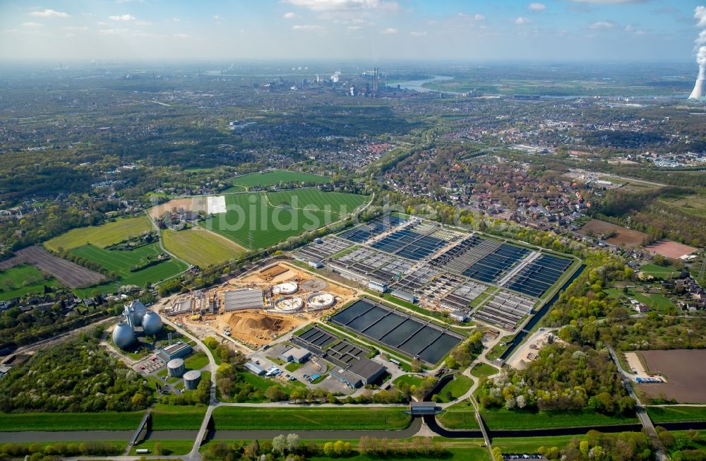 Luftbild Duisburg - Baustelle zur Erweiterung der Klärwerks- Becken und Reinigungsstufen zur Abwasserbehandlung der Emschermündung in Duisburg im Bundesland Nordrhein-Westfalen