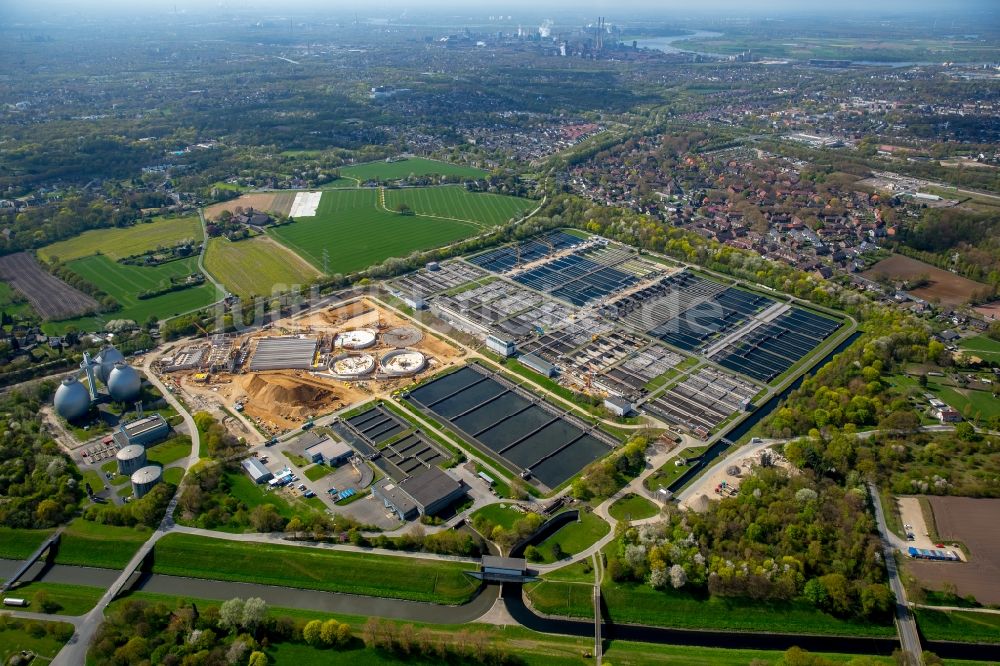 Luftaufnahme Duisburg - Baustelle zur Erweiterung der Klärwerks- Becken und Reinigungsstufen zur Abwasserbehandlung der Emschermündung in Duisburg im Bundesland Nordrhein-Westfalen