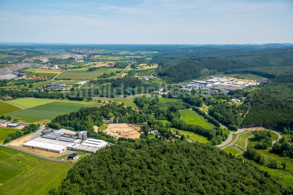 Warstein aus der Vogelperspektive: Baustelle zur Erweiterung der Menke-Kunststoffe GmbH & Co. Kommanditgesellschaft in Warstein im Bundesland Nordrhein-Westfalen