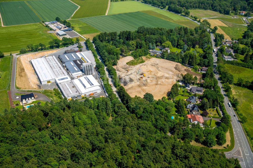 Luftbild Warstein - Baustelle zur Erweiterung der Menke-Kunststoffe GmbH & Co. Kommanditgesellschaft in Warstein im Bundesland Nordrhein-Westfalen