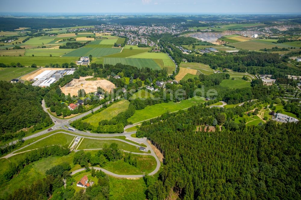 Warstein aus der Vogelperspektive: Baustelle zur Erweiterung der Menke-Kunststoffe GmbH & Co. Kommanditgesellschaft in Warstein im Bundesland Nordrhein-Westfalen