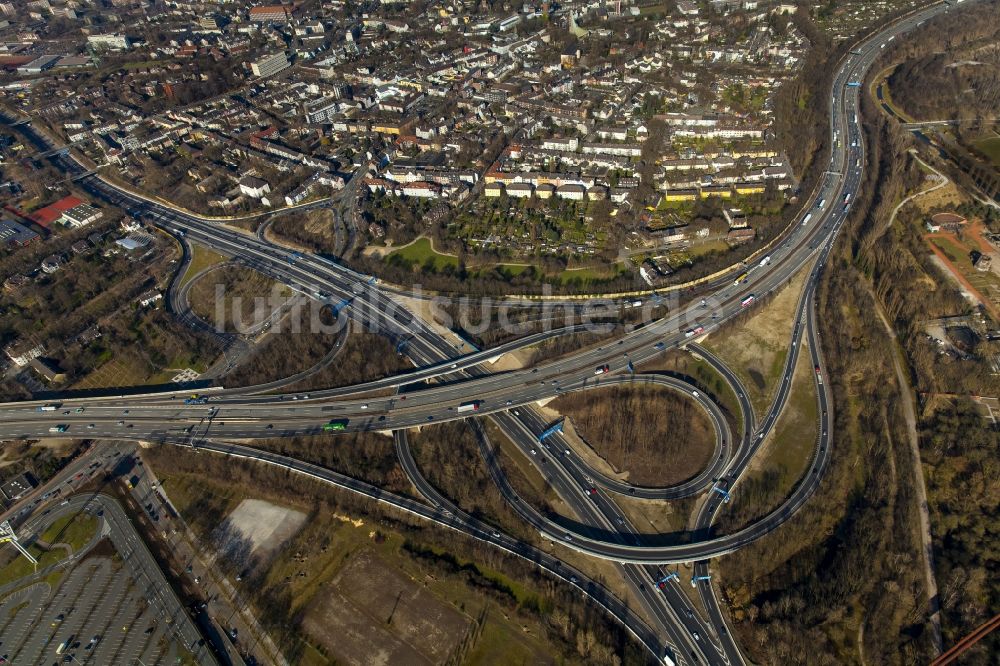 Luftaufnahme Duisburg - Baustelle zur Erweiterung der Verkehrsführung am Autobahnkreuz der BAB A42 und A59 Duisburg-Nord im Bundesland Nordrhein-Westfalen