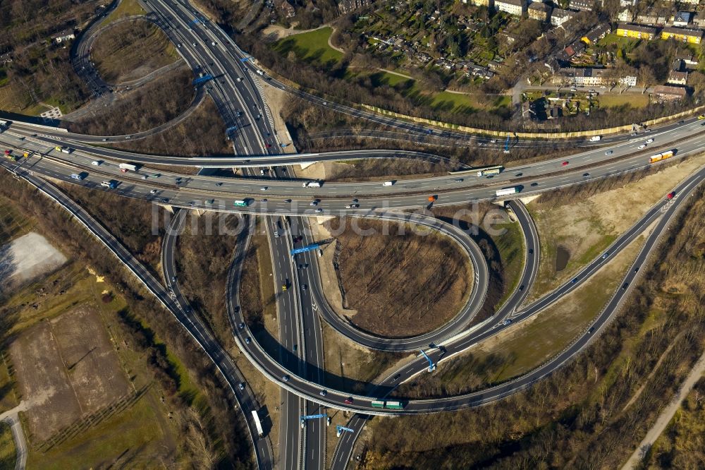 Duisburg von oben - Baustelle zur Erweiterung der Verkehrsführung am Autobahnkreuz der BAB A42 und A59 Duisburg-Nord im Bundesland Nordrhein-Westfalen