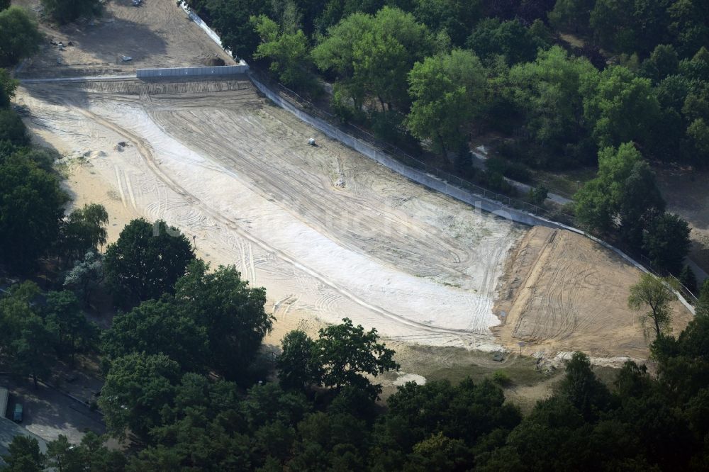 Luftaufnahme Berlin - Baustelle zur Neugestaltung des FEZ Strandbad- Sees im Park der Wuhlheide in Berlin