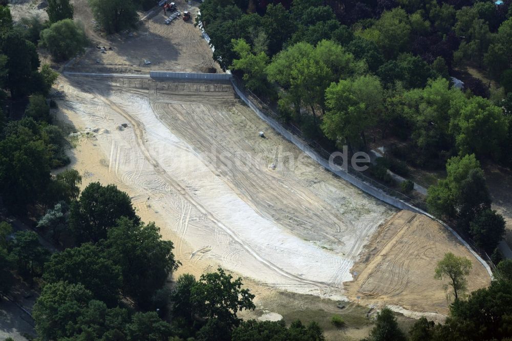 Berlin von oben - Baustelle zur Neugestaltung des FEZ Strandbad- Sees im Park der Wuhlheide in Berlin